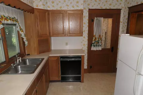 211 N Maple, Ithaca, MI 48847 photo 3