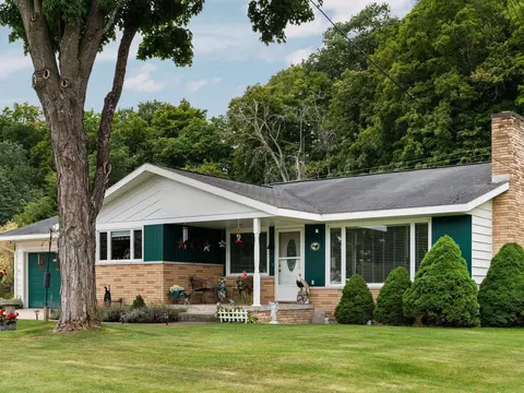 7184 S West Bay Shr, Traverse City, MI 49684