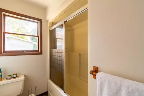 Bath - 409 N 3rd, Shepherd, MI 48883 photo 3 of 4