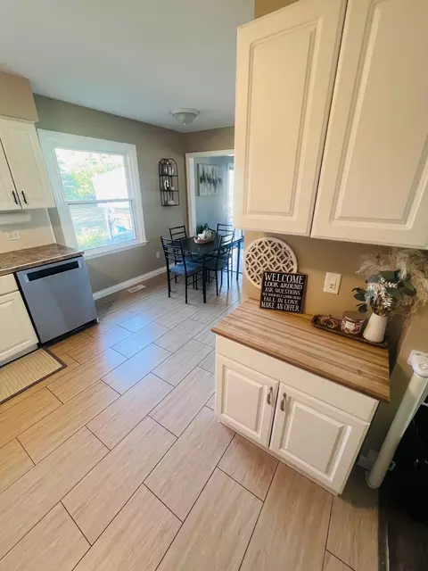 Kitchen - 2315 E Riv, Mount Pleasant, MI 48858 photo 4 of 8