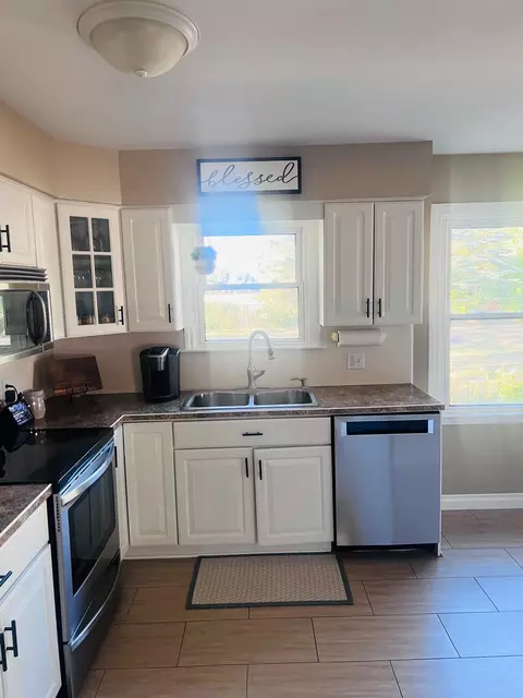 Kitchen - 2315 E Riv, Mount Pleasant, MI 48858 photo 3 of 8