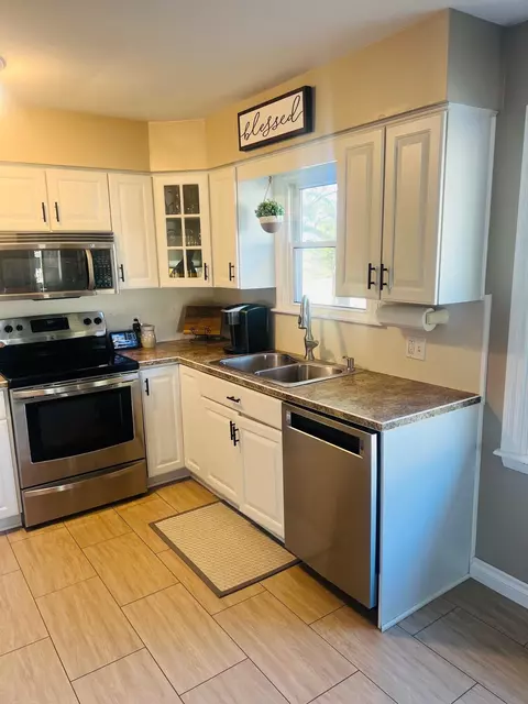Kitchen - 2315 E Riv, Mount Pleasant, MI 48858 photo 7 of 8