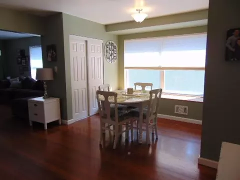 Dining - 727 Wright, Alma, MI 48801 photo 3 of 4