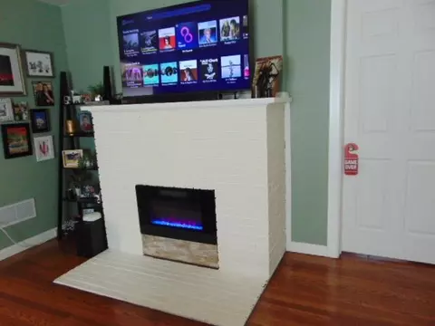 Living - 727 Wright, Alma, MI 48801 photo 2 of 5