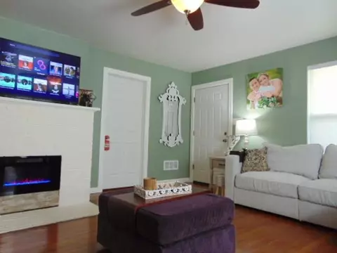 Living - 727 Wright, Alma, MI 48801 photo 4 of 5