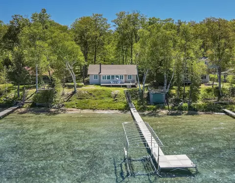 8506 S Dunns Farm, Maple City, MI 49664