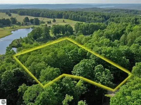 3362 Troon S, Bellaire, MI 49615