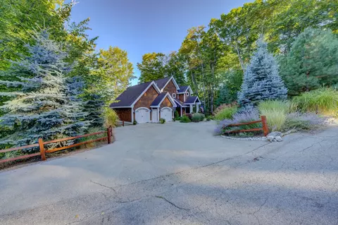 1031 S Bay Vw, Suttons Bay, MI 49682