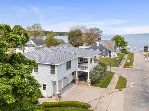 87 S S Ctr, Beulah, MI 49617