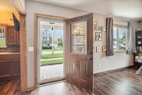 Entry Way - 325 E North, Ithaca, MI 48847 photo 1 of 3