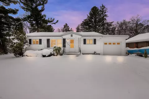 870 Pine Grv, Traverse City, MI 49686