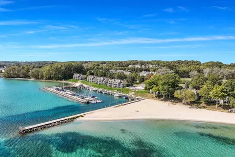 756 N Yacht Clb #21 : 21, Suttons Bay, MI 49682
