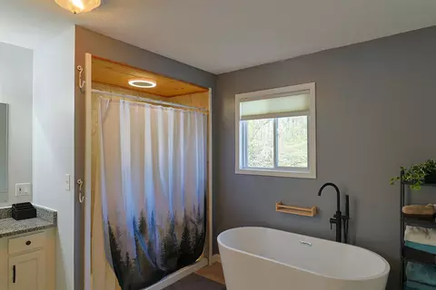 Bath - 2877 Yoder, Midland, MI 48640 photo 3 of 5