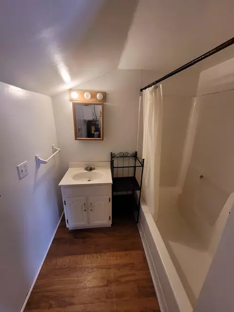 Bath - 905 E Arcada, Ithaca, MI 48847 photo 2 of 3