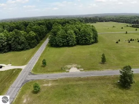 105 Pleasant Hl, Cadillac, MI 49601