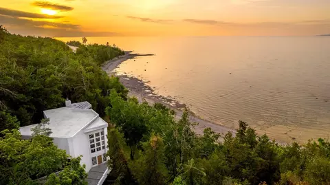 7857 Nine Mile Pt, Charlevoix, MI 49720