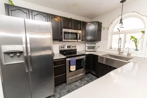 Kitchen - 294 S Alamando, Shepherd, MI 48883 photo 3 of 6
