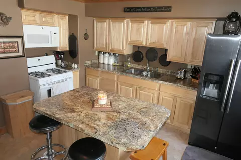 Kitchen - 502 N Maple, Ithaca, MI 48847 photo 2 of 3