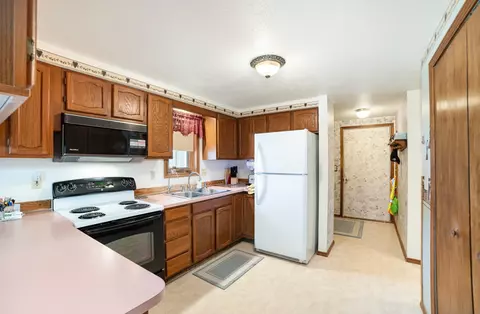 Kitchen - 525 Norton Gibbs, Ithaca, MI 48847 photo 2 of 2