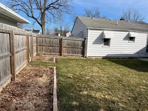 Exterior - 410 Newark, Ithaca, MI 48847 photo 6 of 11