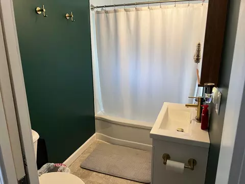 Bath - 410 Newark, Ithaca, MI 48847 photo 2 of 4