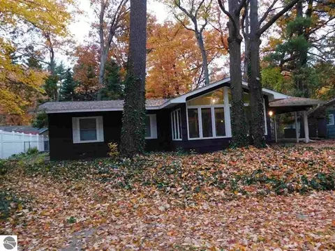 1735 Indian Woods, Traverse City, MI 49686