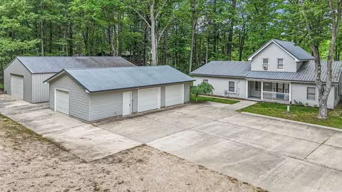 6836 NW Aarwood, Rapid City, MI 49676