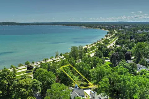 1123 Bay, Traverse City, MI 49684