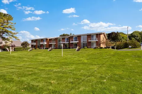 8050 Peninsula #10, Traverse City, MI 49686