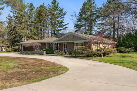 807 E Dixon, Charlevoix, MI 49720