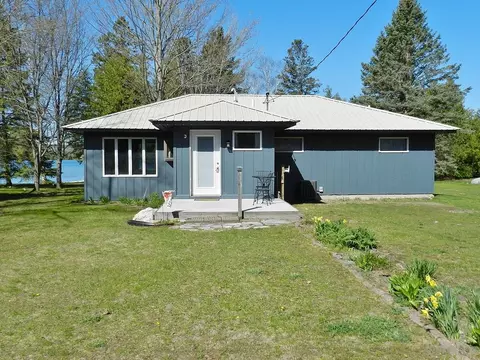 915 N Sunset Shrs, Lake Leelanau, MI 49653