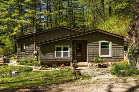 1050 W Burdickville, Maple City, MI 49664