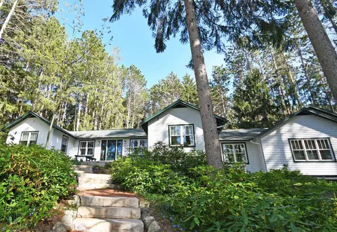 9017 S Dunns Farm, Maple City, MI 49664