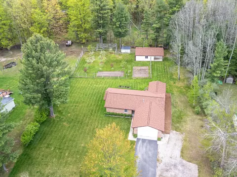 5121 Bunker Hl, Williamsburg, MI 49690