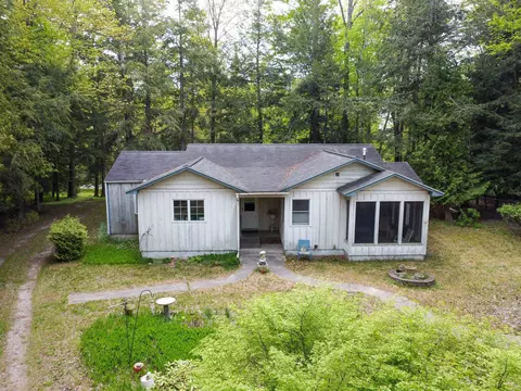 10895 N N Shr, Northport, MI 49670