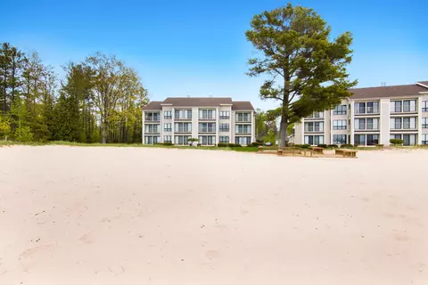 9200 N Bayshore #3, Elk Rapids, MI 49629