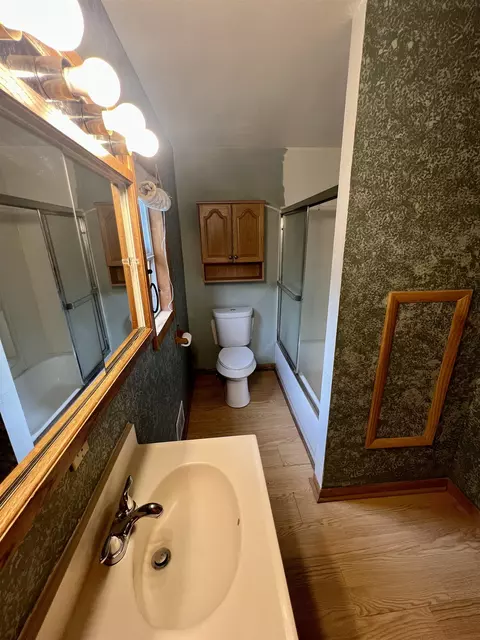 Bath - 823 Pine, Alma, MI 48801 photo 3 of 5