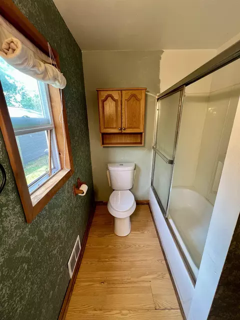 Bath - 823 Pine, Alma, MI 48801 photo 1 of 5