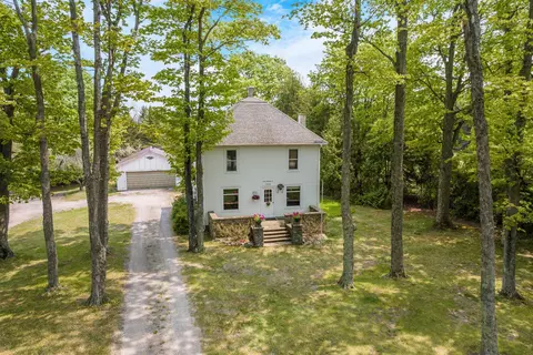 12570 N Cathead Pt, Northport, MI 49670