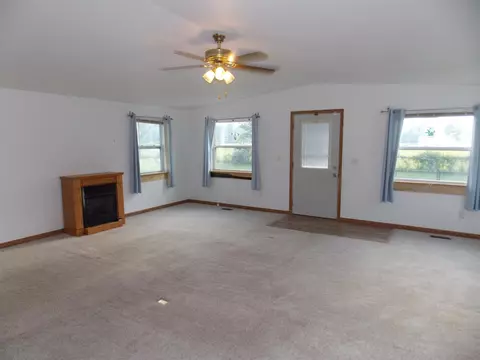 Living - 8571 N Seymour, Flushing, MI 48433 photo 2 of 6