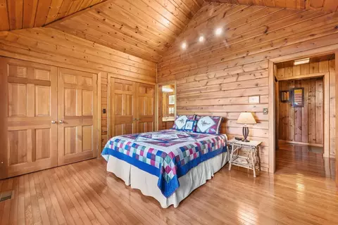 Bedroom - 100 Flag Pt, Roscommon, MI 48653 photo 4 of 10