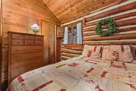 Bedroom - 100 Flag Pt, Roscommon, MI 48653 photo 6 of 10