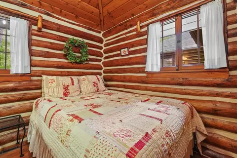 Bedroom - 100 Flag Pt, Roscommon, MI 48653 photo 7 of 10