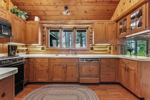 Kitchen - 100 Flag Pt, Roscommon, MI 48653 photo 2 of 3