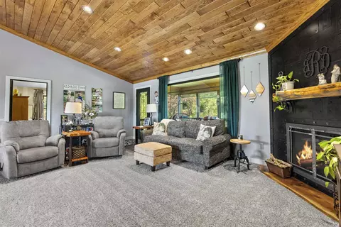 Living - 4255 S Eberhart, Clare, MI 48617 photo 4 of 5