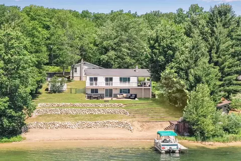 428 Island Vw, Traverse City, MI 49696