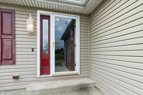 Entry Way - 514 Westwind, Ithaca, MI 48847 photo 1 of 9