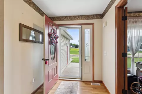 Entry Way - 514 Westwind, Ithaca, MI 48847 photo 2 of 9