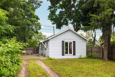 1061 Washington, Traverse City, MI 49686