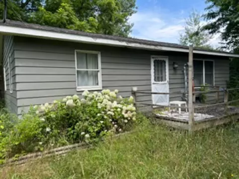 10616 Riverside, Honor, MI 49640